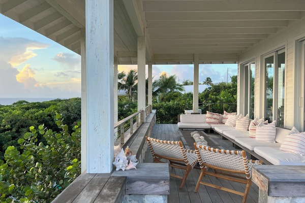 The Atlantic-facing łanai offers panoramic island and ocean views.