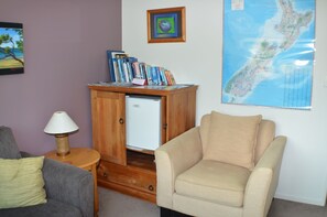 Premium Quadruple Room, 2 Bedrooms, Private Bathroom | Living area