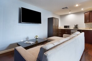 Smart TV - Luxurious Guesthouse with private pool in Central Phoenix near Downtown (Phoenix)