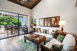 TV, DVD player, books, music library - Completely redecorated Aug. 2019 1 block to beach, free wi-fi, parking, and AC (Kailua-Kona)