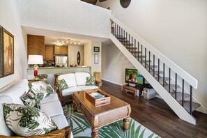 TV, DVD player, books, music library - Completely redecorated Aug. 2019 1 block to beach, free wi-fi, parking, and AC (Kailua-Kona)