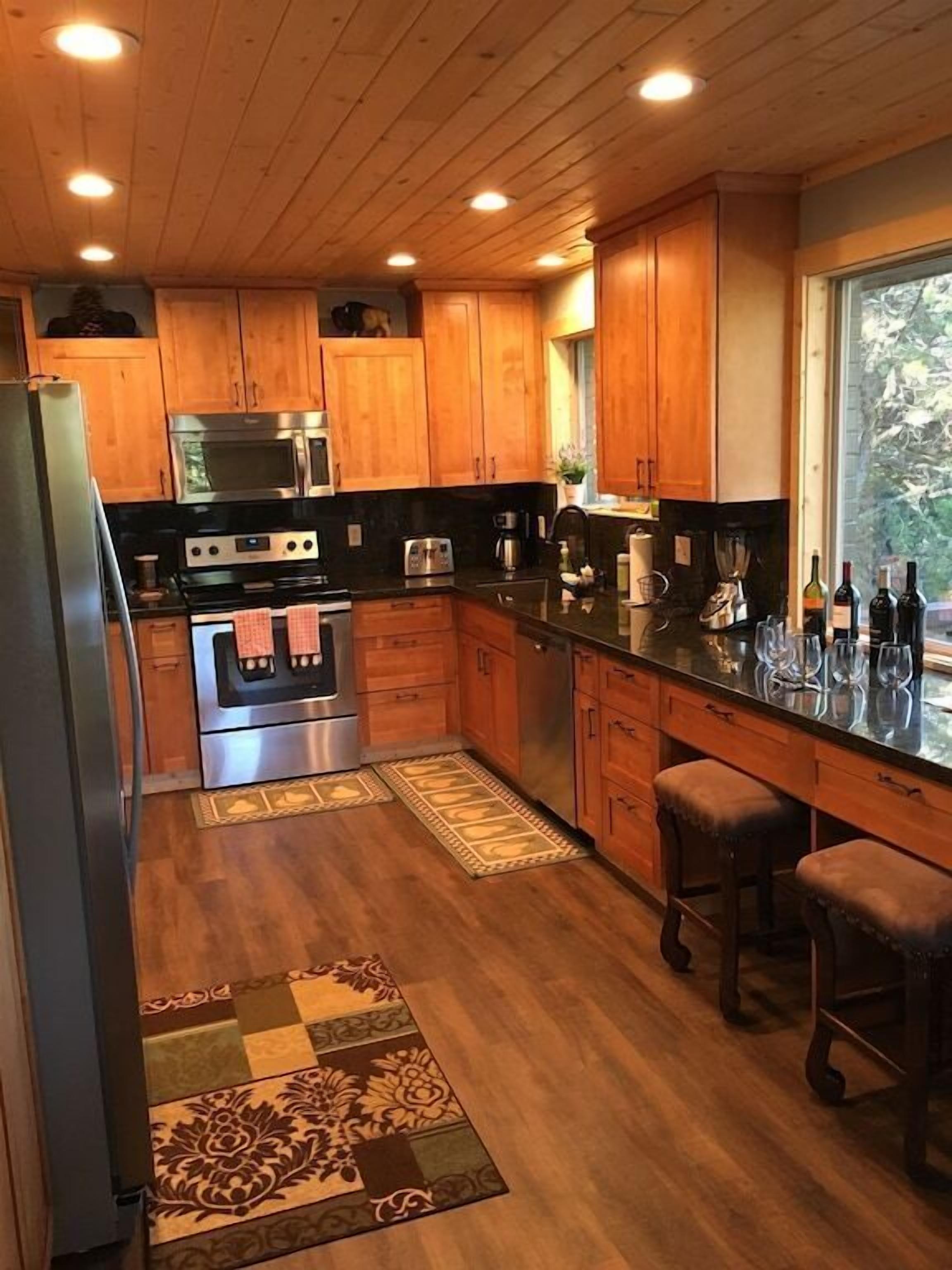 Jääkaappi, mikroaaltouuni, uuni, liesi