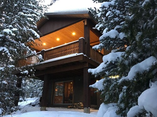FABULOUS Remodel with Private Hot Tub, & more! Ten minutes to Yellowstone NP!