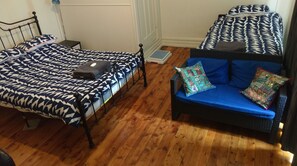 Business-Apartment, 1 Schlafzimmer, Verbindungszimmer (Apartment 1 - Upstairs) | 1 Schlafzimmer, individuell dekoriert, individuell eingerichtet