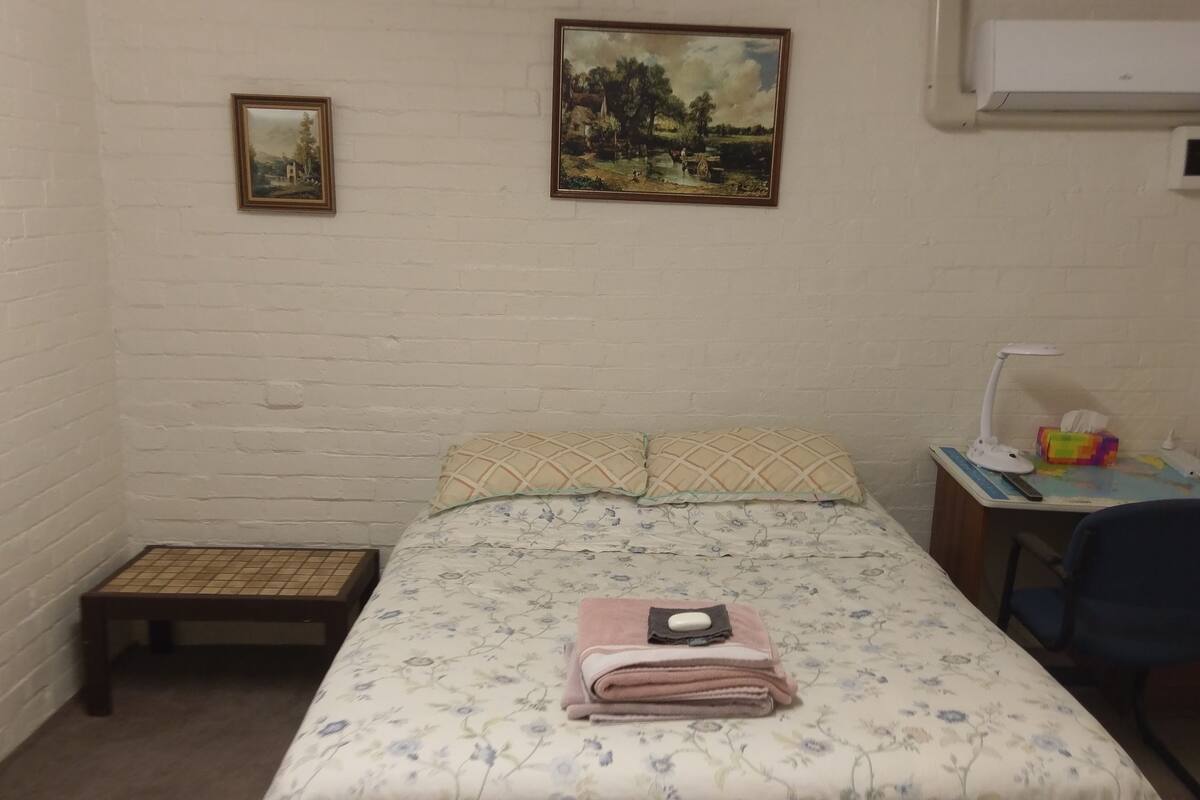 Familienapartment, 2 Schlafzimmer, Verbindungszimmer, Erdgeschoss | Individuell dekoriert, individuell eingerichtet, Schreibtisch