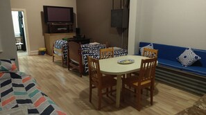 Familienapartment, 2 Schlafzimmer, Verbindungszimmer, Erdgeschoss | Essbereich im Zimmer