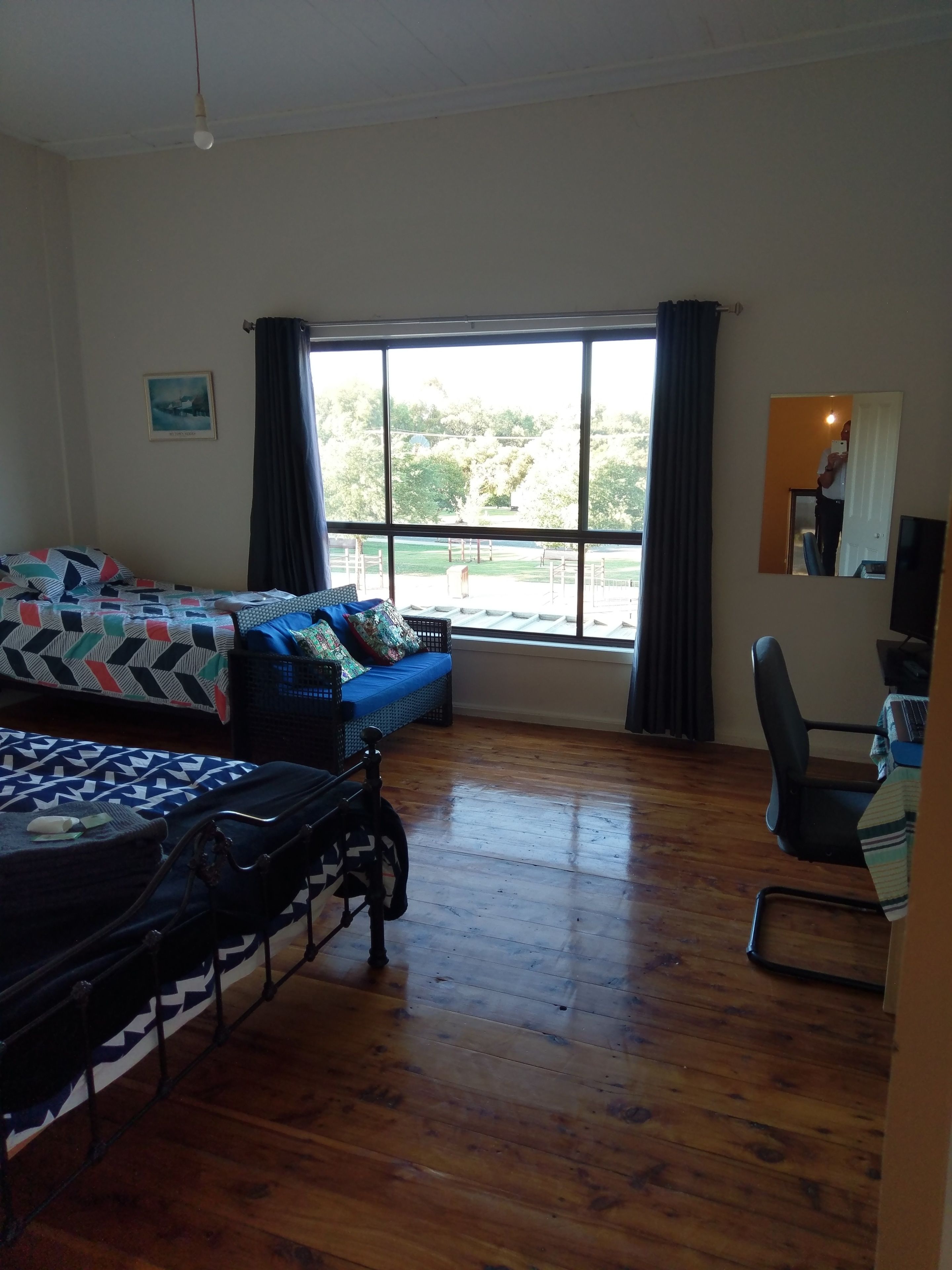 Business-Apartment, 1 Schlafzimmer, Verbindungszimmer (Apartment 1 - Upstairs) | Wohnbereich | Fernseher, Computer