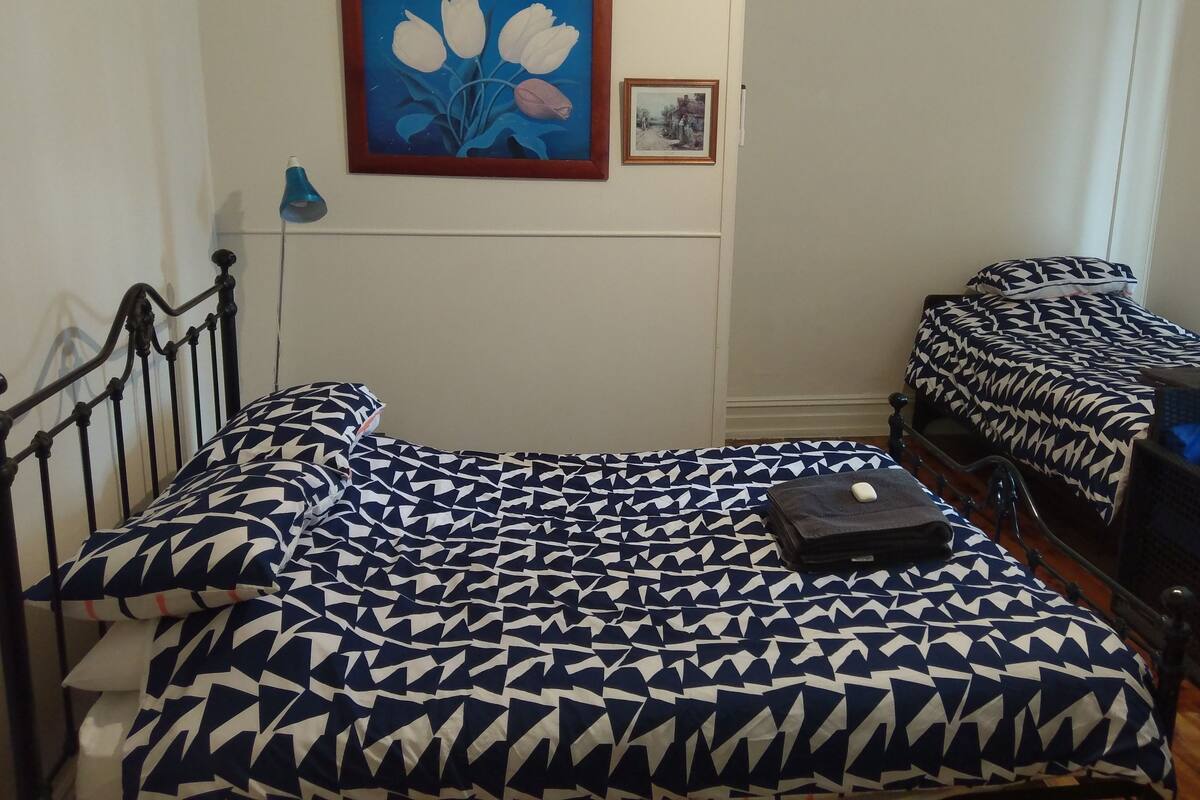 Business-Apartment, 1 Schlafzimmer, Verbindungszimmer (Apartment 1 - Upstairs) | Individuell dekoriert, individuell eingerichtet, Schreibtisch