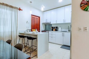 Geladeira grande, micro-ondas, fogão, cooktop
