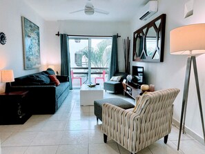 Smart TV, DVD player, books, video library - Authentic Charm Modern Touches - 10% Weekly & 50% Monthly Discount (Playa del Carmen)