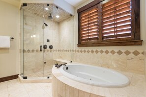 Ensemble baignoire-douche, baignoire à remous, séchoir à cheveux