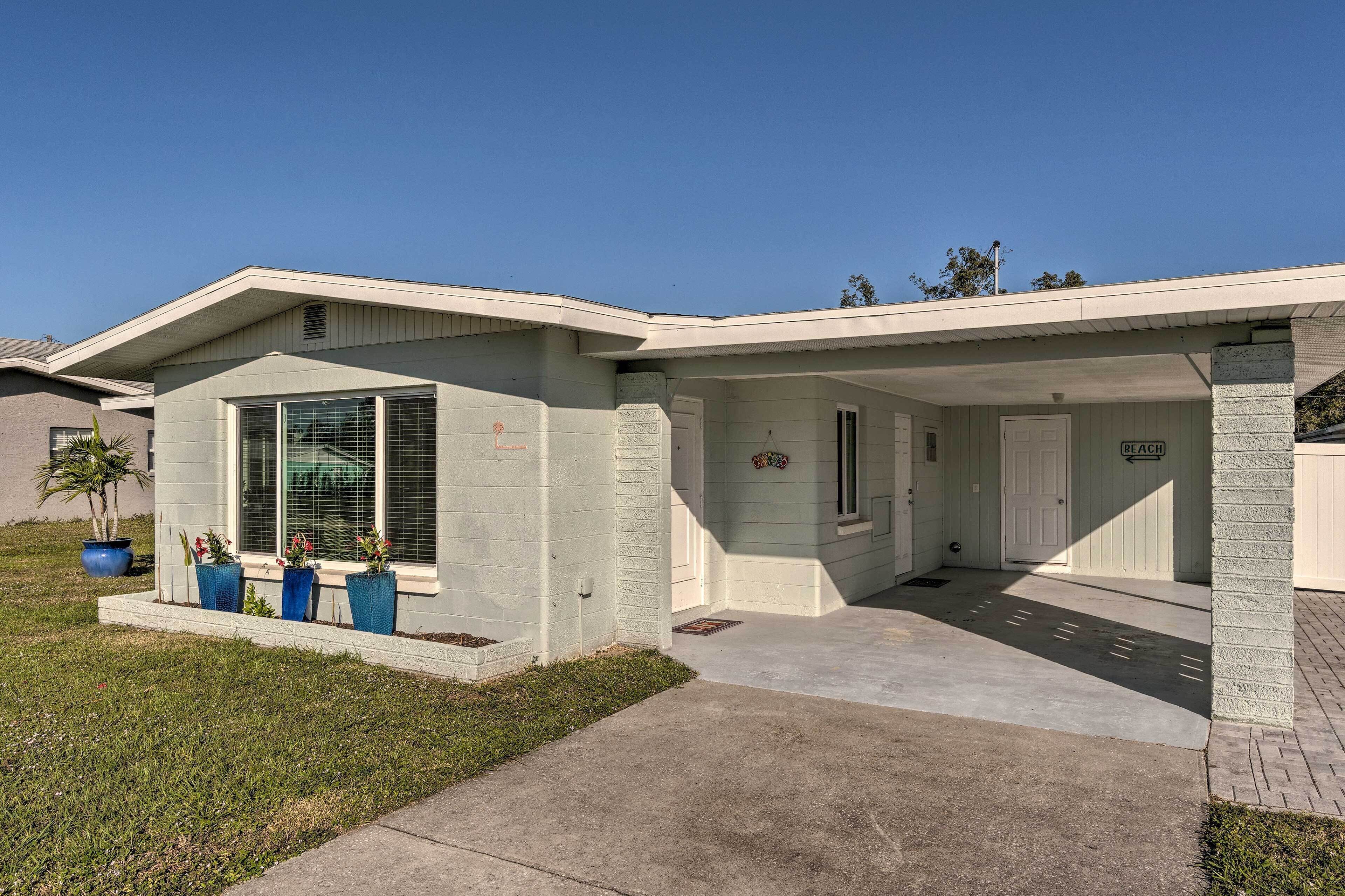 Venice Home w/ Fire Pit & Grill: 2 Mi to Beach!