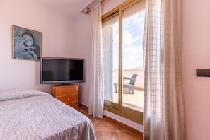 1 slaapkamer, een strijkplank/strijkijzer, gratis wifi, beddengoed