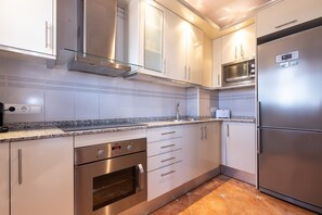 Een koelkast, een magnetron, een oven, een koffiezetapparaat/waterkoker