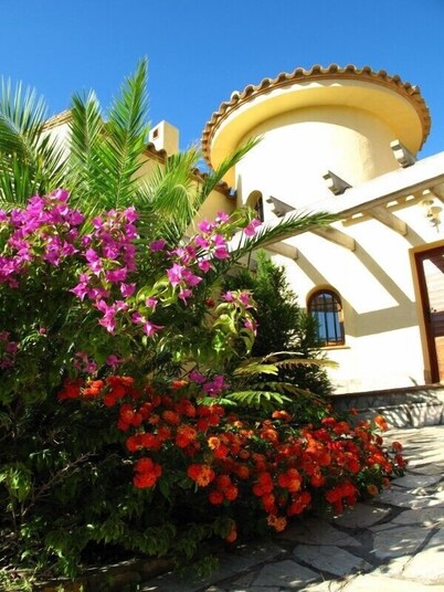 FABULOSA! LUXURIOUS, RELAXING VILLA. SEA VIEWS, 8M POOL, 300MG FIBRE, AIRCON+GYM