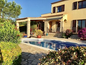 Outdoor pool, sun loungers