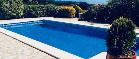 Piscine extérieure, chaises longues