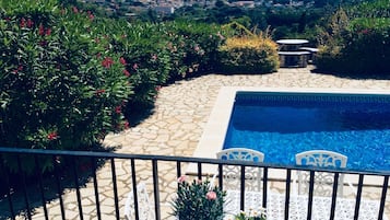 Piscine extérieure, chaises longues