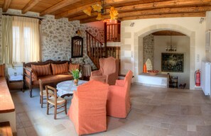 Smart-TV, peis, DVD-spiller og bøker