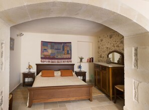 3 chambres, coffre-fort, fer et planche à repasser