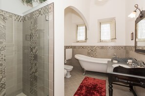Badekar, hårtørrer, bidet, håndklæder