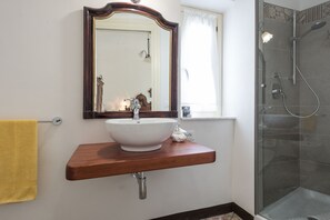 Bathtub, hair dryer, bidet, towels