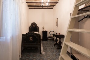 5 bedrooms, iron/ironing board, travel cot, free WiFi