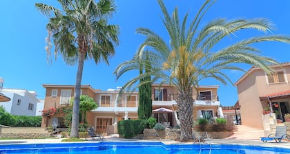 Holiday villa with swimming pool near the Paphos coast