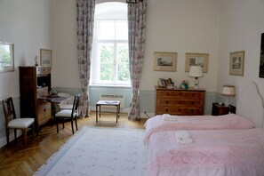 10 soverom, strykejern/-brett, internettilgang og sengetøy