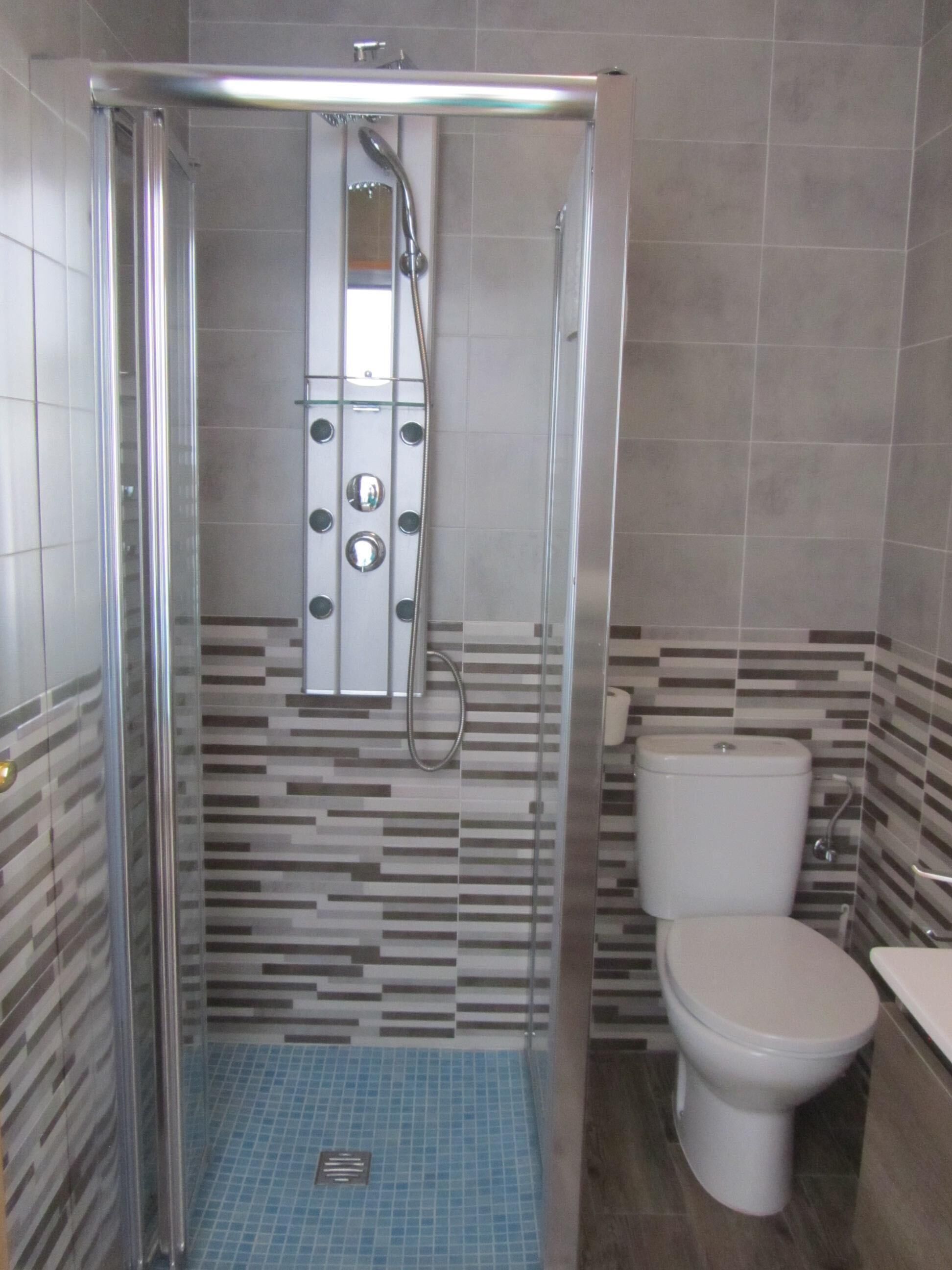 Een douche, een haardroger, handdoeken, zeep