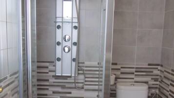 Een douche, een haardroger, handdoeken, zeep