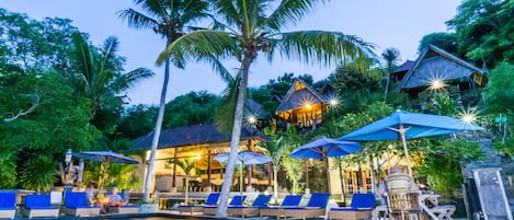 Una piscina al aire libre