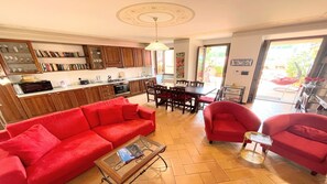 Télévision, lecteur de DVD, livres, vidéothèque