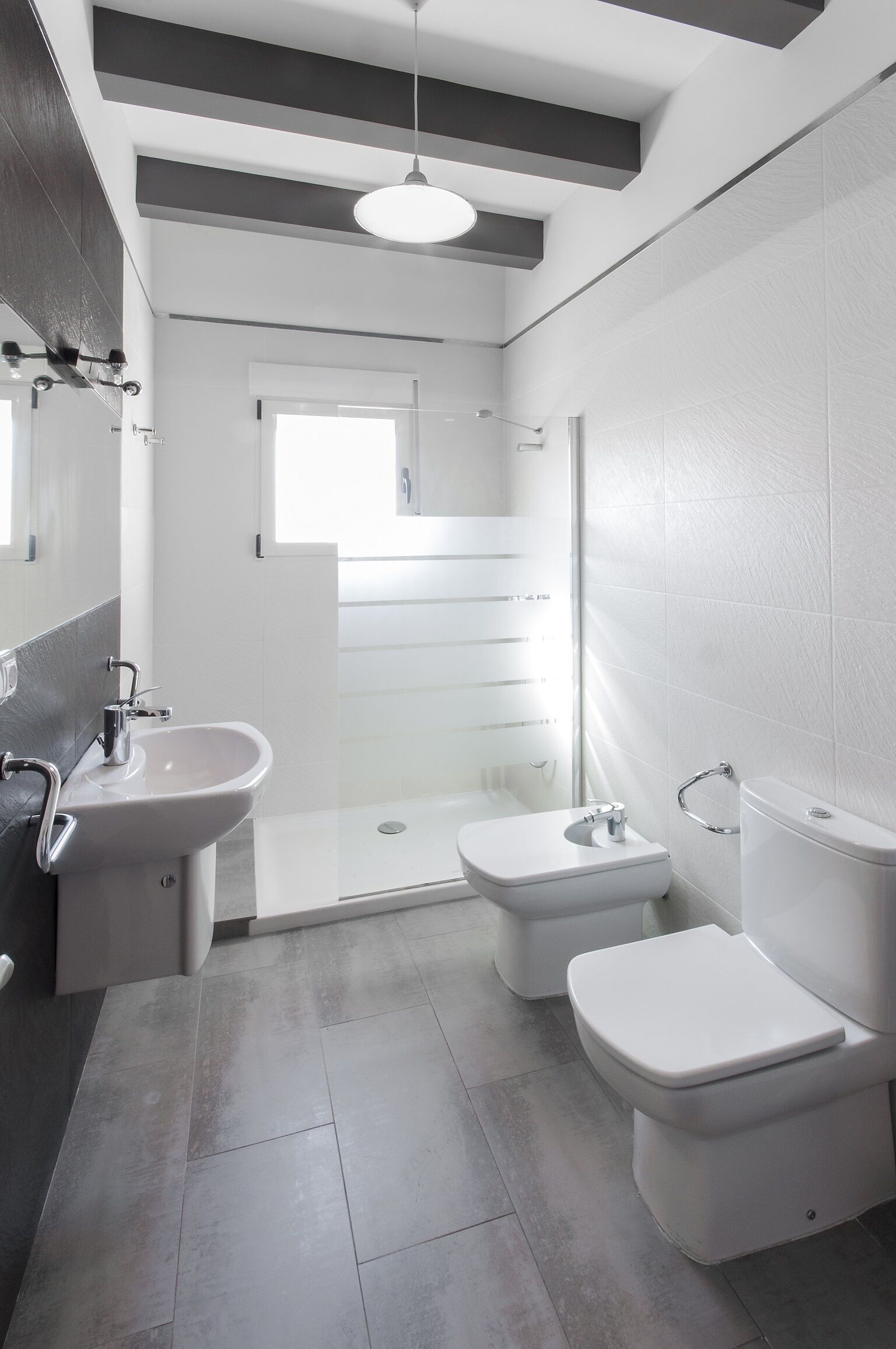Een douche, een haardroger, een bidet, handdoeken
