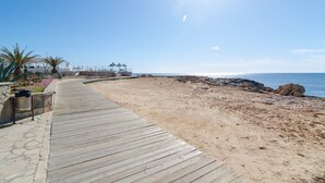 På stranden