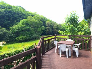 Outdoor dining - Rusey Cottage, Crackington Haven, Bude, amazing location, stunning views. (Bude)