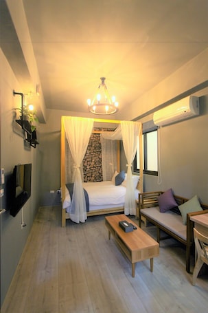 Deluxe Double Room | Desk, blackout drapes, soundproofing, free WiFi