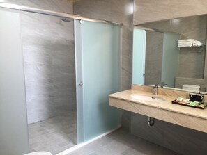 Family Room | Bathroom | Shower, free toiletries, hair dryer, slippers - East Coast Border (Ji'an)