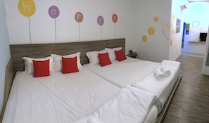 Family Room | Desk, free WiFi - Winggarden Murals House (Ipoh)
