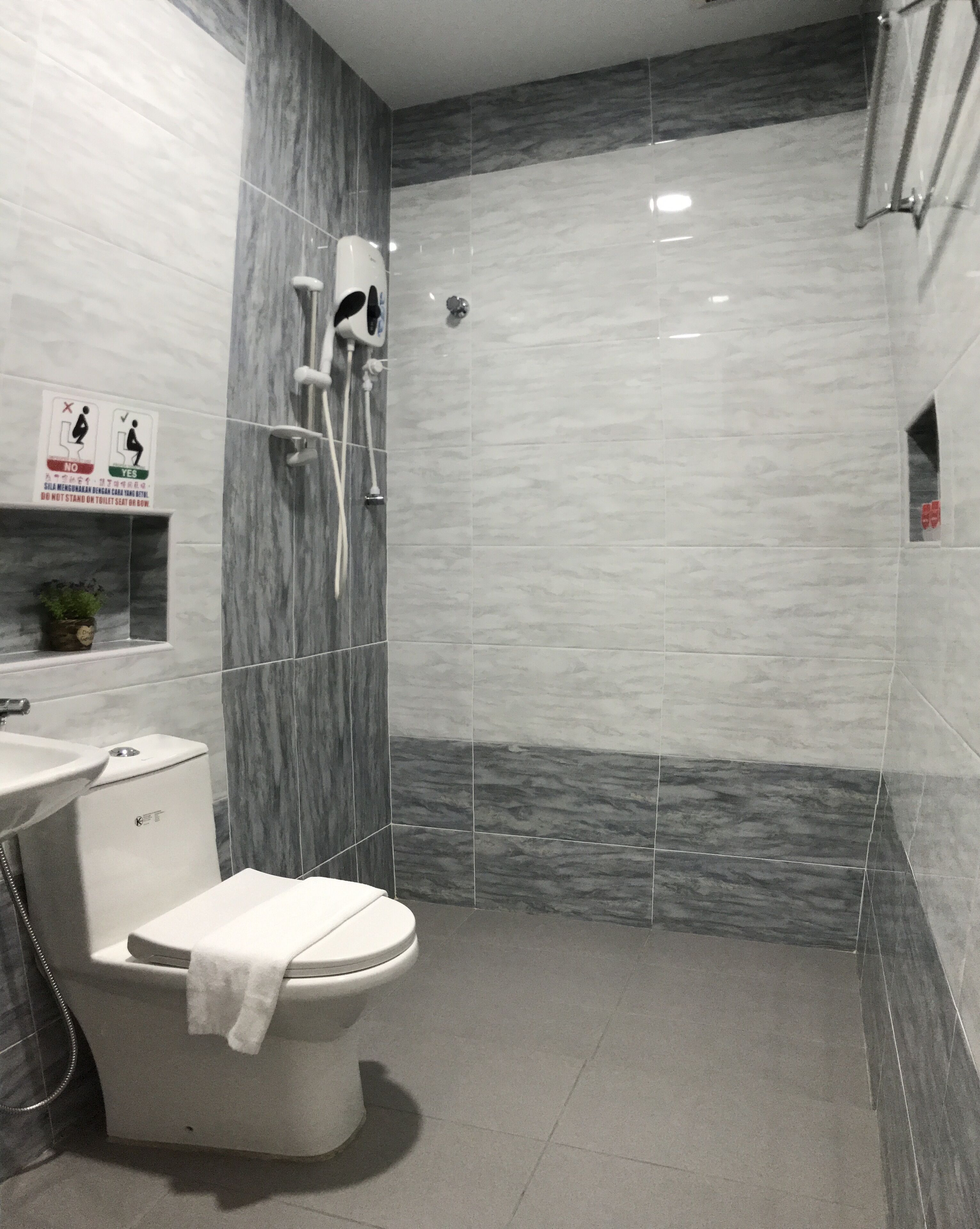 Douche, douche à « effet pluie », articles de toilette gratuits, bidet