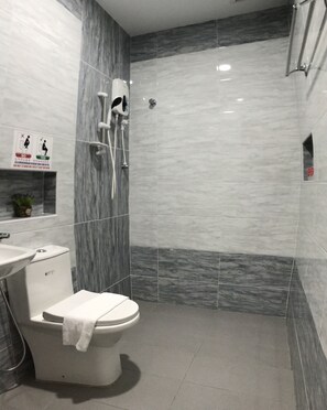 Shower, rainfall showerhead, free toiletries, bidet - Winggarden Murals House (Ipoh)