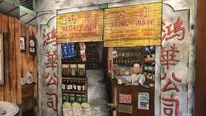 Una tienda china tradicional con interiores de madera y un mostrador que exhibe diversos productos.