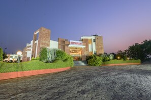 Depan hartanah - siang/malam