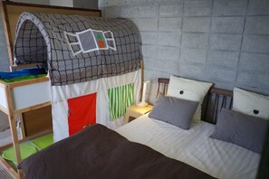 2 bedrooms, desk, iron/ironing board, travel cot - Happy coral (Higashi)