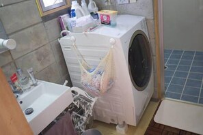 Shower, free toiletries, hair dryer, bidet