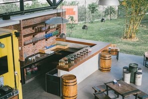 Se sirven desayunos y cocina internacional, con vista al jardín 