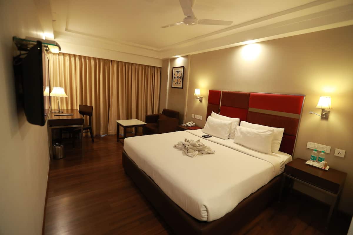 Desk, rollaway beds, free wired Internet