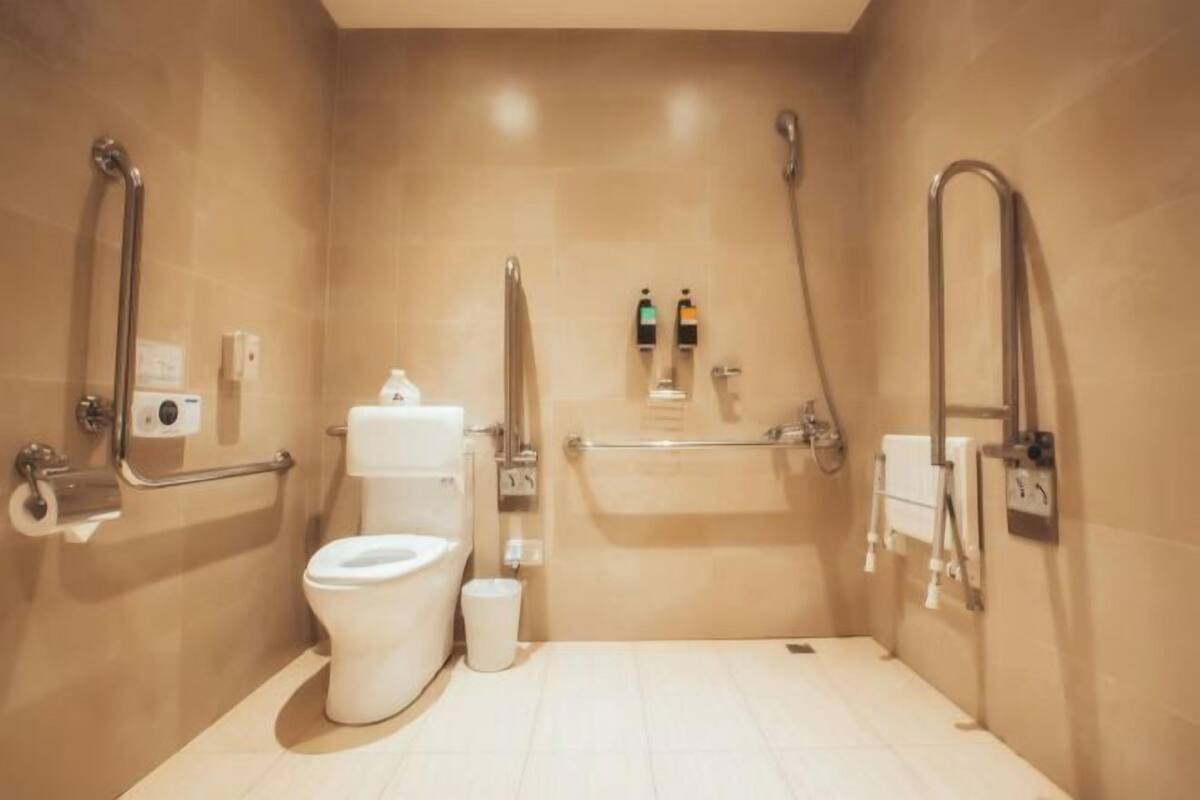 Badezimmer | Haartrockner, Hausschuhe, Handtücher, Shampoo