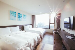 Deluxe Quadruple Room | Desk, free WiFi, bed sheets - Fangliao Hotel (Fangliao)