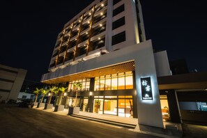 Front of property - evening/night - Fangliao Hotel (Fangliao)
